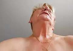 سادیه پاپ کوچک لاتینا روی یک پیشخوان آشپزخانه لقمه می گیرد داستان تصویری شهوتی