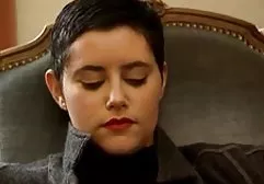 شخص ساده داستان تصویری مامانی و معصوم مودار با موهای کوچک لعنتی