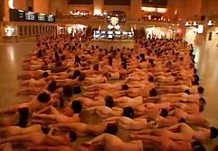 هتی دوست دارد با اسباب بازی هایش بازی کند و مجموعه داستان سکسی تصویری پاهایش را نشان دهد