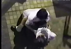 دو دانش آموز ژاپنی چندین مودار را ضرب و شتم می کنند و عوض می داستان س تصویری کنند